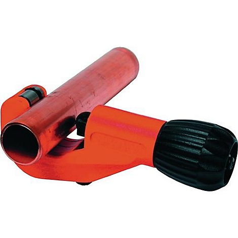 Oranje pijpsnijder met zwarte grip snijdt een koperen pijp.