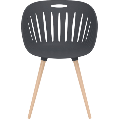 Een grijze stoel met houten poten. De rugleuning heeft verticale spleten en een gat. De poten zijn lichtbruin.