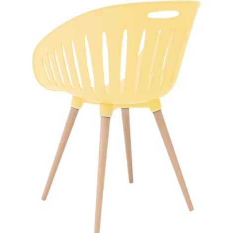 Gele stoel met houten poten. De zitting heeft smalle, verticale sleuven. Het ontwerp is modern en minimalistisch.
