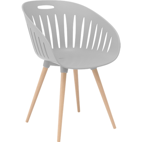 Grijze stoel met houten poten. De zitting heeft spleten en een ronde rugleuning. Een gat aan de bovenkant.