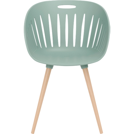 Lichtgroene stoel met houten poten. De rugleuning heeft verticale spleten en een gat. De poten zijn licht en slank.