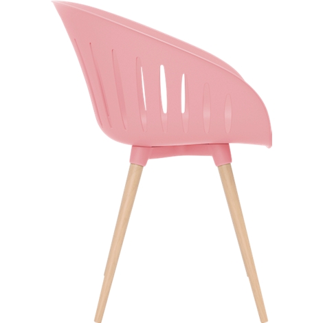 Roze plastic stoel met houten poten. De rugleuning heeft spleten. Zijaanzicht.