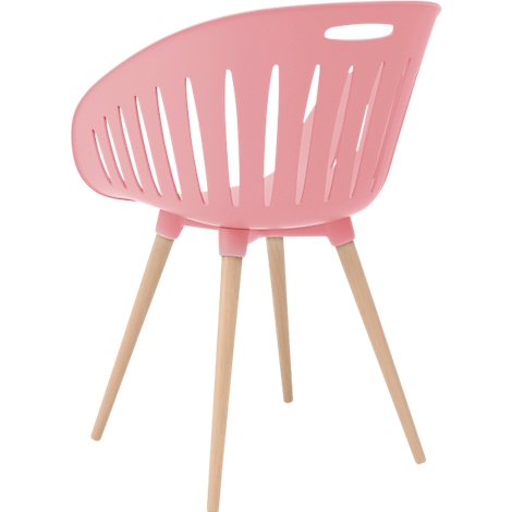 Roze stoel met houten poten, gebogen zitting met sleufontwerp.
