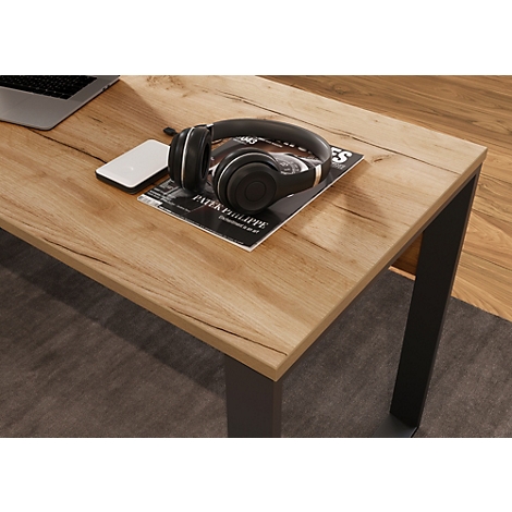 Table en bois avec casque, smartphone et magazine. Cadre en métal noir, aspect bois.