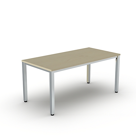 Une table rectangulaire avec un plateau de table brun clair et des pieds argentés sur fond blanc.