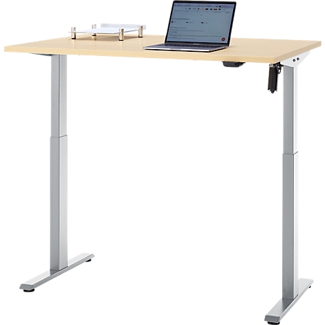 In hoogte verstelbaar bureau met laptop en accessoires. Tafelblad in houtlook, zilveren poten.