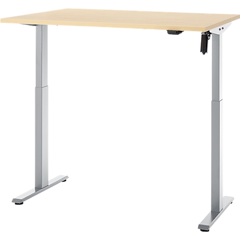 Een in hoogte verstelbaar bureau met een licht houten blad en zilveren poten, tegen een witte achtergrond.