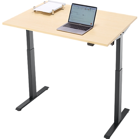 Een in hoogte verstelbaar bureau met licht hout en een zwart frame. Een laptop en een klein dienblad staan op het tafelblad.