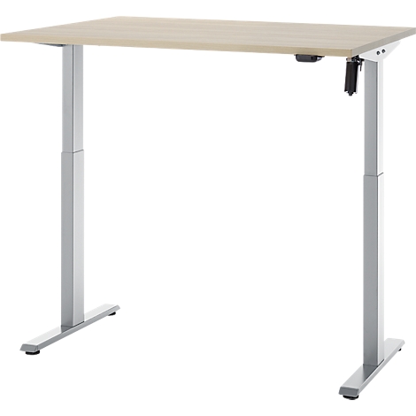 Een in hoogte verstelbaar bureau van licht hout met zilverkleurige poten. Het bureau staat tegen een witte achtergrond.