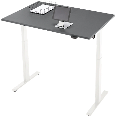 Een in hoogte verstelbaar bureau in grijs met een wit frame. Er liggen een tablet en een bakje op het tafelblad.