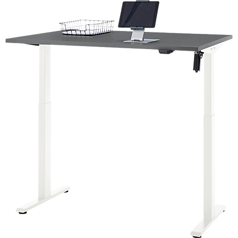 Een in hoogte verstelbaar bureau in grijs en wit met een tablet, een draadmand en bedieningselementen.