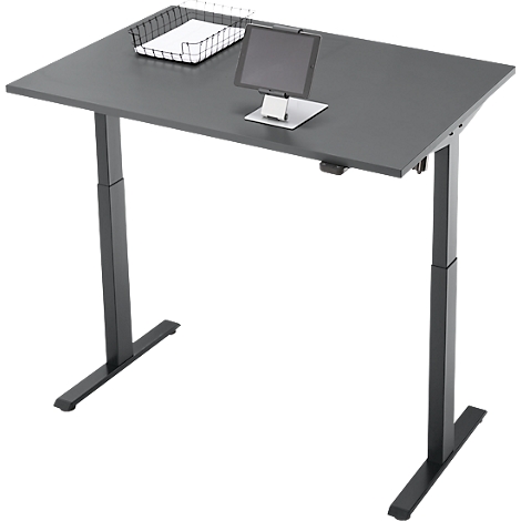Een in hoogte verstelbaar bureau in antraciet. Op het tafelblad ligt een tablet en een mand.