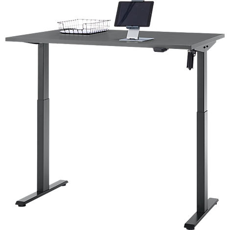 Een in hoogte verstelbaar bureau in antraciet met een tablet en draadmand op een tafelblad.