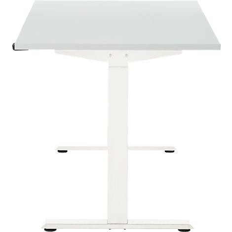 Een witte, in hoogte verstelbare bureau met een rechthoekig tafelblad. Het bureau heeft een strak ontwerp en staat op een stabiele basis.