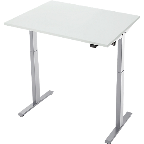Een witte in hoogte verstelbare bureau op grijs-zilveren poten, tegen een witte achtergrond.