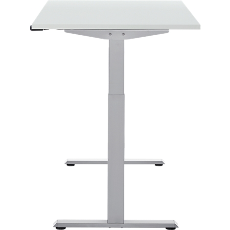 Een witte, in hoogte verstelbare bureau tegen een witte achtergrond. De tafel heeft een rechthoekig tafelblad, een grijs frame en een voetensteun.