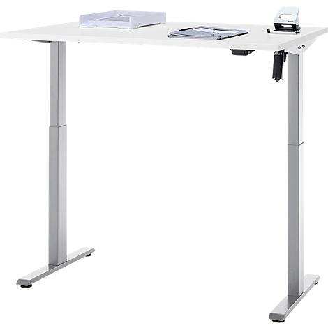 Een witte, in hoogte verstelbare bureau tegen een witte achtergrond. Op het bureaublad liggen een papierbak, documenten en een perforator.