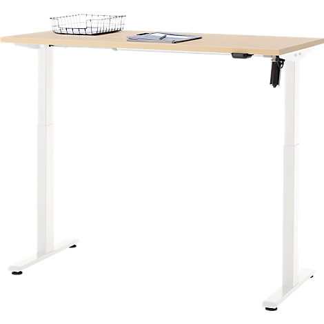 Licht, in hoogte verstelbaar bureau. Het bureau heeft een licht houten blad en witte poten.