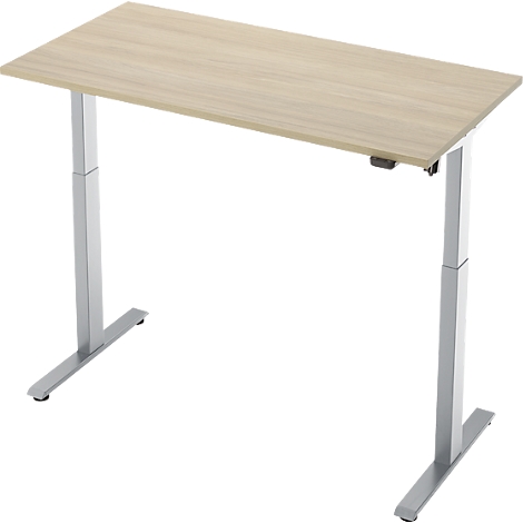 Een in hoogte verstelbaar bureau in licht houtlook met zilveren poten. Het tafelblad is rechthoekig.
