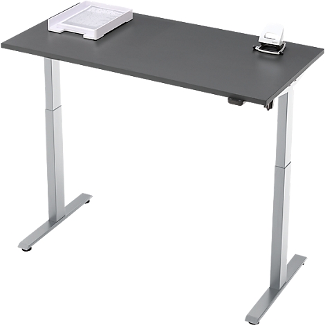 Een grijze, in hoogte verstelbare bureau. Bovenop liggen een papierbak en een perforator. De poten zijn zilver.