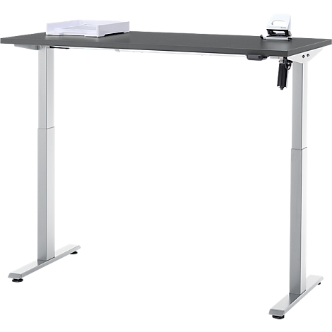 Grijze in hoogte verstelbare bureau met witte poten tegen een witte achtergrond. Perforator en papier liggen op de bovenkant.