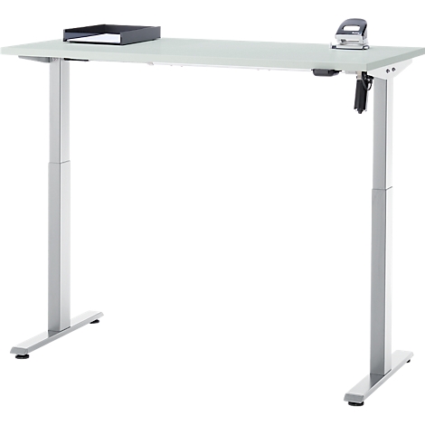 In hoogte verstelbaar bureau met een grijs tafelblad, zilveren poten en accessoires.