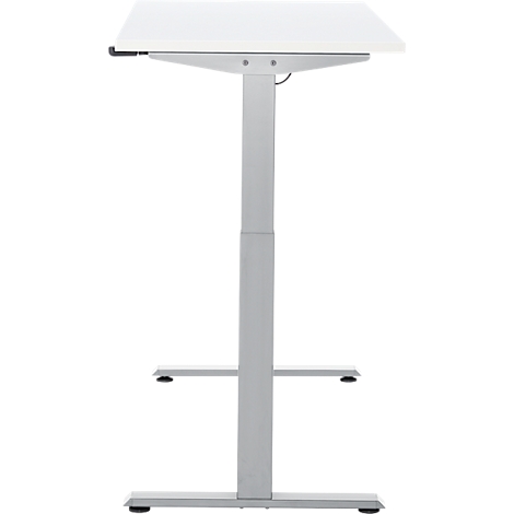 Een witte, in hoogte verstelbare bureau op zilverkleurige poten. Het tafelblad is rechthoekig. Details zijn herkenbaar.