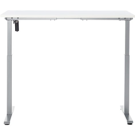 Een witte, in hoogte verstelbare bureau met zilveren poten tegen een witte achtergrond.