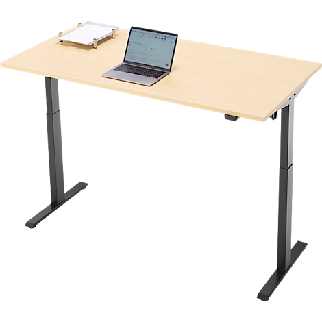 Een in hoogte verstelbaar bureau met een licht houten blad en zwart frame, met een laptop erop.