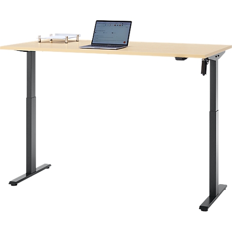 In hoogte verstelbaar bureau met laptop en tablethouder. Het bureau heeft een licht houten blad en donkere metalen poten.