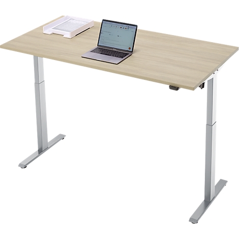 In hoogte verstelbaar bureau met laptop en bakje. Houtlook tafelblad, metalen poten, op een witte achtergrond.