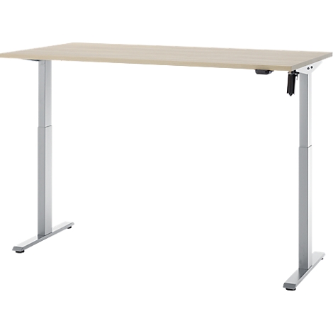 Een in hoogte verstelbaar bureau met een lichtbruin tafelblad en zilveren poten.