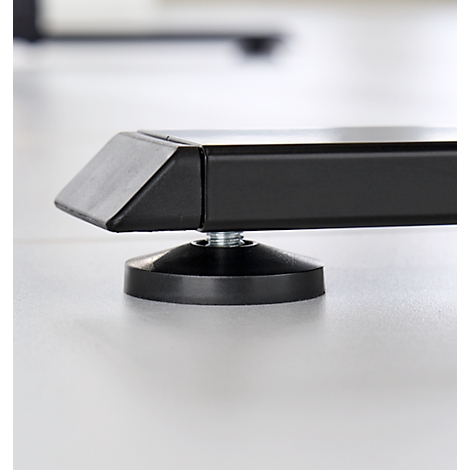 Close-up van een zwart tafelbeen met verstelbare voet. Op een licht oppervlak, gedetailleerde opname.