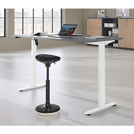 Lichtgrijze statafel met zwarte kruk, laptop, documenten. Ramen en kasten op de achtergrond.