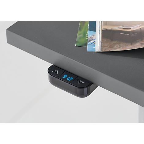 Close-up: Bedieningspaneel van een in hoogte verstelbaar bureau met display en knoppen.