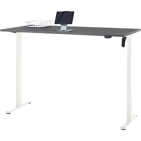 In hoogte verstelbaar bureau met grijs tafelblad en witte poten. Een tablet en draadmand staan op het bureau.