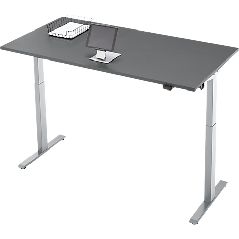 Grijze, in hoogte verstelbare bureau met tablet en draadmand.