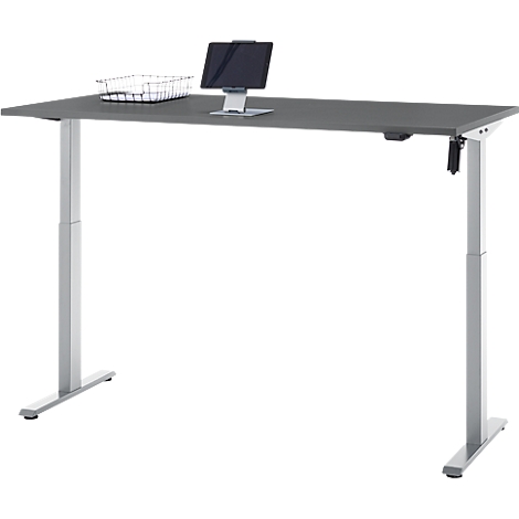 Een grijze in hoogte verstelbare bureau met een tablet en draadmand. De poten zijn zilver.