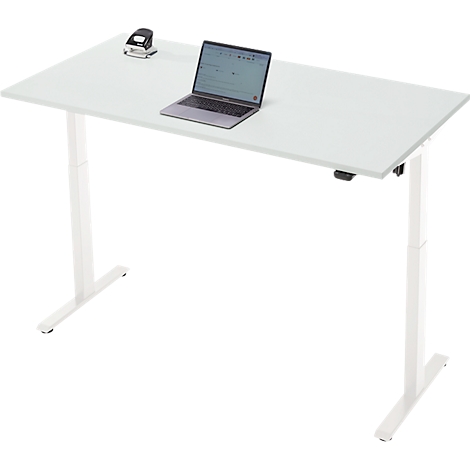 Witte in hoogte verstelbare bureau met laptop en perforator. De poten zijn licht en het tafelblad is rechthoekig.