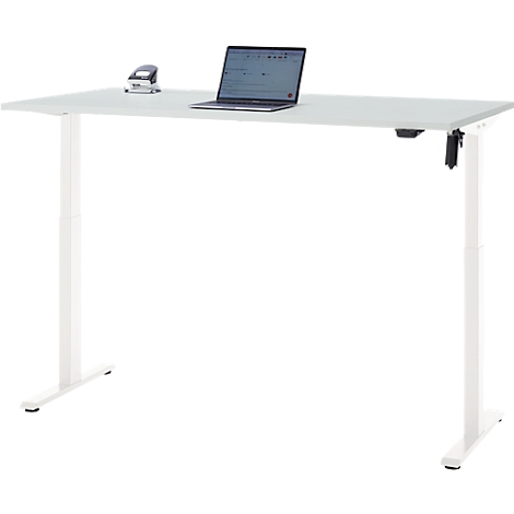 Witte in hoogte verstelbare bureau met laptop, nietmachine en kabel.