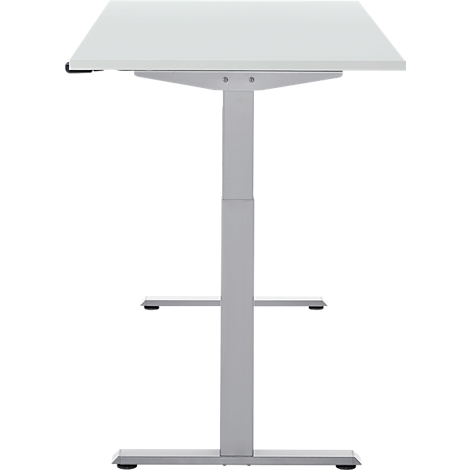 Een in hoogte verstelbaar, wit bureau met een grijs frame. Het tafelblad is licht schuin. Het bureau staat tegen een witte achtergrond.