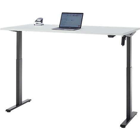 Een in hoogte verstelbaar bureau met een grijs tafelblad en zwarte poten. Op de tafel staan een laptop en een nietmachine.