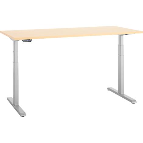Een in hoogte verstelbaar bureau met een lichtbruin tafelblad en zilveren poten tegen een witte achtergrond.
