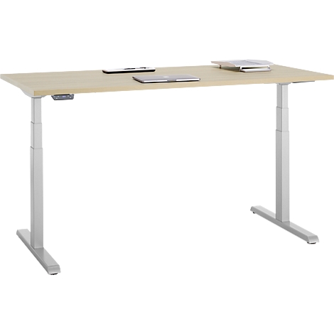 Een in hoogte verstelbaar bureau met een licht houten blad en zilveren poten. Op het blad liggen een laptop, tablet en smartphone.