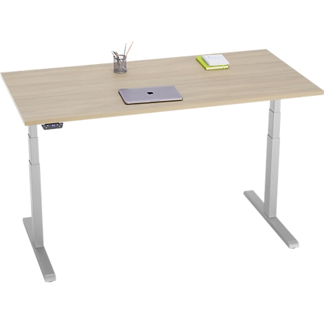 In hoogte verstelbaar bureau met houten blad, laptop, notitieblok en pennenhouder.