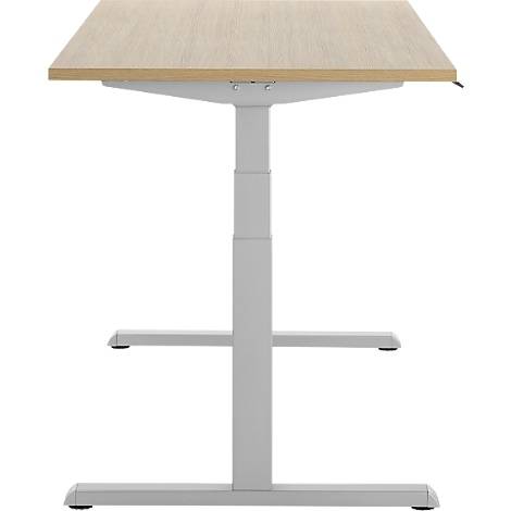 Een in hoogte verstelbaar bureau met een licht houten blad op een grijze, metalen basis.