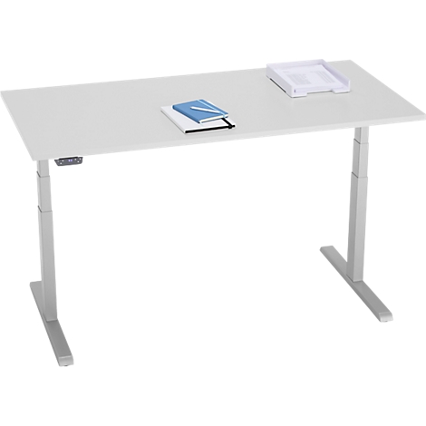 Witte in hoogte verstelbare bureau met notitieblok, pen en bakje op witte achtergrond.