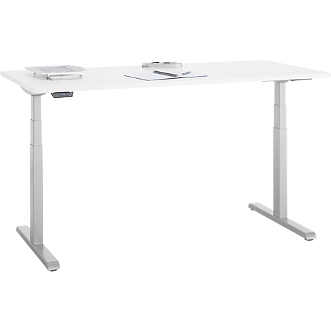 Een witte, in hoogte verstelbare bureau. Er liggen een tablet, papier en pennen op. De bureau heeft zilveren poten.