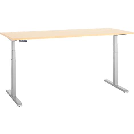 Een lichte, in hoogte verstelbare bureautafel tegen een witte achtergrond. Het tafelblad is lichtbruin, het frame is zilvergrijs.