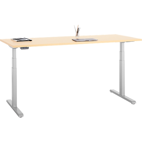 Lichtbruine bureau met zilveren, in hoogte verstelbare poten. Op het tafelblad liggen een tablet, een laptop en pennen.